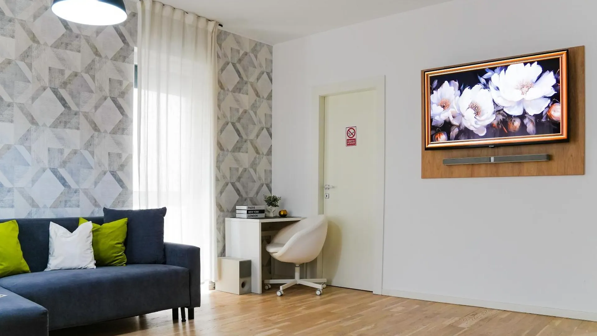 Sara - Stylish Apt With Balcony Near Piata Obor Boekarest Appartement