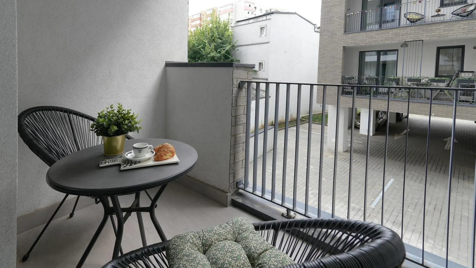Sara - Stylish Apt With Balcony Near Piata Obor Boekarest Roemenië